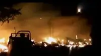 Kebakaran hanguskan lapak di sisi rel kereta api di Bekasi. 
