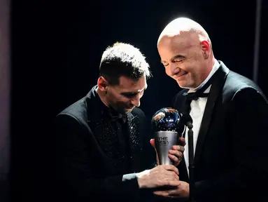 Presiden FIFA, Gianni Infantino, memberikan trofi penghargaan kepada Lionel Messi sebagai pemain terbaik FIFA 2022 di Paris, Selasa (28/2/2023). Striker timnas Argentina dan Paris Saint-Germain itu menyabet penghargaan pemain terbaik FIFA 2022. (AFP/Franck Fife)