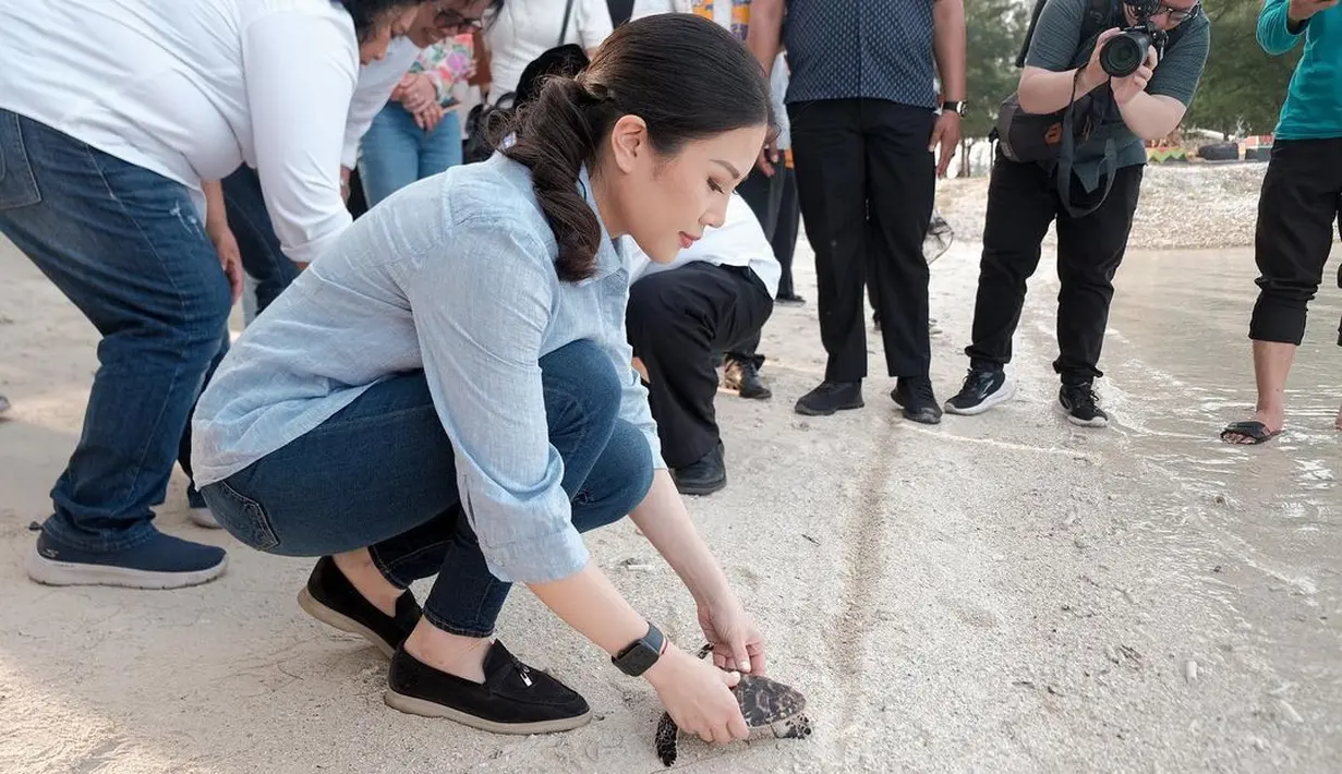 Gaya rambut Angela Tanoesoedibjo di salah satu momen dirinya sedang bekerja. Rambut ikal panjangnya dipony-tail simpel, gaya kasual dari wamen cantik satu ini. [Foto: Instagram/angelatanoesoedibjo]