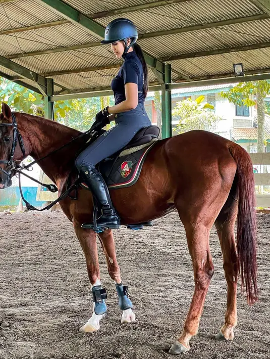 <p>Baju jersey dan celana legging berbahan lycra sangat tepat dan nyaman untuk menjadi outfit berkudamu karena menyerap keringat. (instagram/anyageraldine)</p>