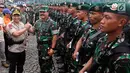 Panglima TNI Marsekal Hadi Tjahjanto dan Kapolri Jenderal Tito Karnavian melakukan salam Komando saat Apel Kesiapan Natal, Tahun Baru 2019 serta menjelang Pemilu legislasi dan Presiden 2019 di Monas, Jakarta, Jumat (30/11). (Liputan6.com/Johan Tallo)