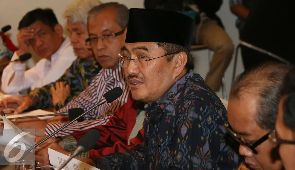 Prof. Dr Jimly Asshiddigie saat memberikan pernyataan di Kantor Pusat Program ICMI, Jakarta, Selasa (3/1). ICMI mmberikan saran kepada pemerintah terkait regulasi yang berhubungan dengan tenaga kerja asing (TKA). (Liputan6.com/Johan Tallo)