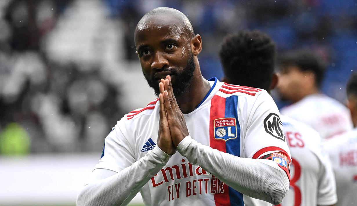 Pemain Olympique Lyonnais, Moussa Dembele, melakukan selebrasi saat melawan Montpellier pada laga Liga Prancis di Stadion The Groupama (23/4/2022). Kontrak Dembele di Parc Olympique Lyonnais berakhir pada akhir musim nanti dan kabarnya ia tidak akan memperpanjang kontraknya di klub. Ini menjadi kesempatan MU memboyong sang pemain untuk meningkatkan ketajaman lini serang. (AFP/Olivier Chassignole)