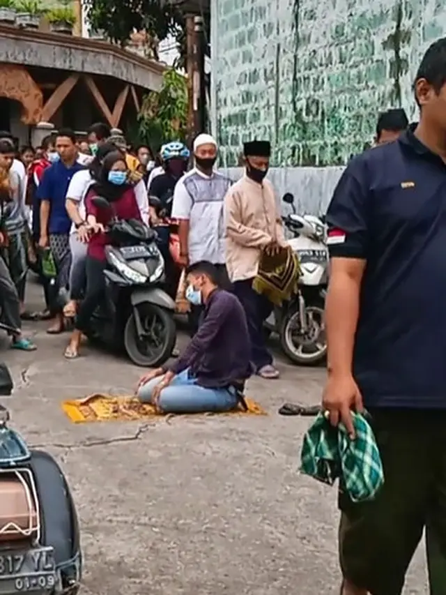Viral Video Pria Salat di Tengah Jalan, Aksi Warga Sekitar Jadi Sorotan