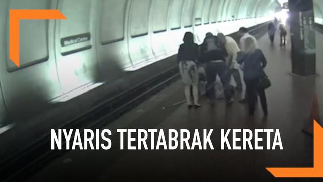 Detik-detik menegangkan terjadi di stasiun kereta api di Besthesda, Maryland. Seorang pria buta terjatuh dari peron. Di sisi lain, sebuah kereta api akan melintas.