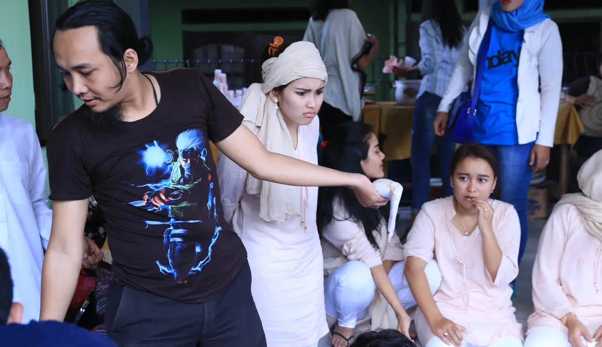 Bukannya jijik bagi Ayu yang ikut menguliti sapi dari korbannya tersebut.  Tapi ia hanya takut dengan pisau yang tajam-tajam. (Adrian Putra/Bintang.com)