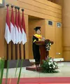 Mantan artis cilik yang juga anggota DPRD DKI Jakarta Tina Toon jadi wisudawan kehormatan dari Universitas Terbuka (UT). Setelah wisuda,  artis kelahiran Cirebon 30 tahun silam itu tambah satu gelar. [Instagram/tinatoon101]