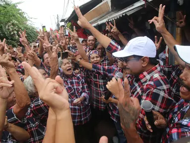 Cawagub DKI Jakarta nomer urut dua, Djarot Saiful Hidayat menyapa warga saat berkunjung ke Kampung Ambon, Cengkareng, Jakarta Barat, Kamis (2/2). Dalam kesempatan tersebut Djarot meminta kepada masyarakat untuk memerangi narkoba. (Liputan6.com)