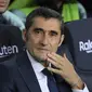 Valverde puas Barcelona raih kemenangan pada laga lanjutan La Liga yang berlangsung di stadion, Camp Nou, Spanyol, Senin (3/12). Barcelona menang 2-0 atas Villareal. Ini merupakan kemenangan ke-400 Valverde selama melatih di La Liga. (AFP/Lluis Gene)