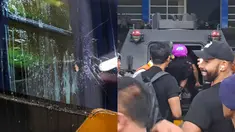 Pemain, pelatih, dan ofisial Madura United menaiki kendaraan taktis milik polisi selepas laga leg kedua semifinal championship series BRI Liga 1 2023/2024 di Stadion Batakan, Balikpapan, Minggu (19/05/2024). Hal tersebut untuk menjaga keamanan perjalanan dari tim tamu. Pasalnya, Laskar Sape Kerrab sempat mendapatkan teror berupa pelemparan telur ke bus mereka oleh oknum suporter Borneo FC ketika berangkat menuju Stadion Batakan. Berikut momennya. (Bola.com/Bagaskara Lazuardi dan Muhammad Adiyaksa)