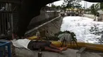 Buih terlihat di aliran Kali Duri yang berwarna hitam di kawasan Jakarta Barat, Sabtu (24/11). Dinas Lingkungan Hidup DKI Jakarta mengungkapkan bahwa sebanyak 61 persen aliran sungai di Jakarta mengalami pencamaran berat. (Liputan6.com/Herman Zakharia)