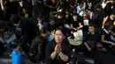 Rakyat Thailand berdoa saat menunggu kedatangan mobil jenazah Raja Thailand Bhumibol Adulyadej di depan Grand Palace, Bangkok, Thailand, Jumat (14/10). (REUTERS / Athit Perawongmetha)