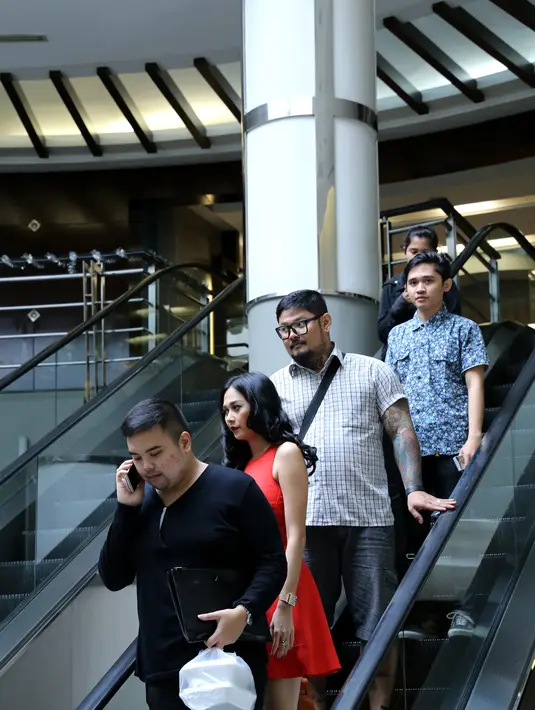 Bahkan di keramaian, dia tetap paling cantik dan bersinar