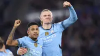Duet Savinho dan Erling Haaland sukses mempersembahkan kemenangan 2-0 untuk Manchester City saat bertandang ke markas Leicester City pada laga Liga Inggris di Stadion King Power, Minggu (29/12/2024). (AFP/Darren Staples)