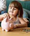 Ilustrasi Anak Fokus Menabung / Freepik by rawpixel.com