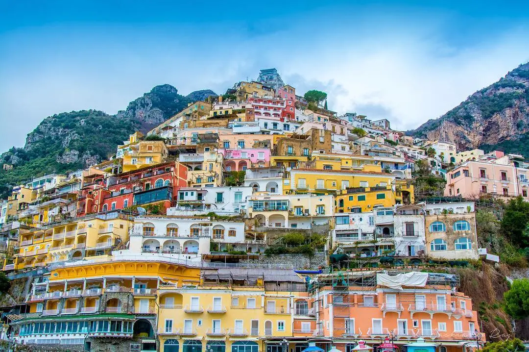 Positano, Italia. (Sumber Foto: travelwithusnl/Instagram)