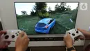 Model mencoba video game yang ditampilkan layar TV OLED LG di Jakarta (12/2021). PT LG Electronics Indonesia (LG) semakin gencar memperluas pemasaran TV OLED dengan menjangkau segmen untuk kebutuhan gaming, di antaranya dengan mengedepankan seri TV OLED C1. (Liputan6.com)