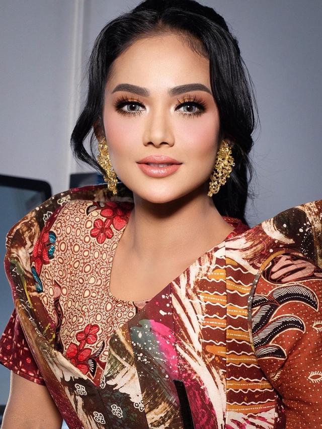 7 Gaya Busana Krisdayanti saat Pakai Batik, Tetap Elegan