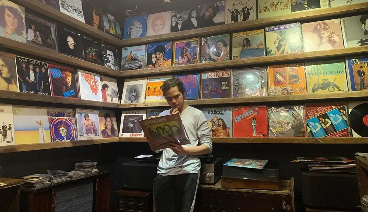 “Ada (rencana nikah muda) Cuma nanti lah. Aku masih fokus sama karier aku dulu. Lagu aja belum begitu banyak, album juga belum punya. Kalau aku pacarana, fokusnya terbelah-belah. Karena wanita kan meminta waktu gitu ya,” jelasnya. (Instagram/duljaelani)