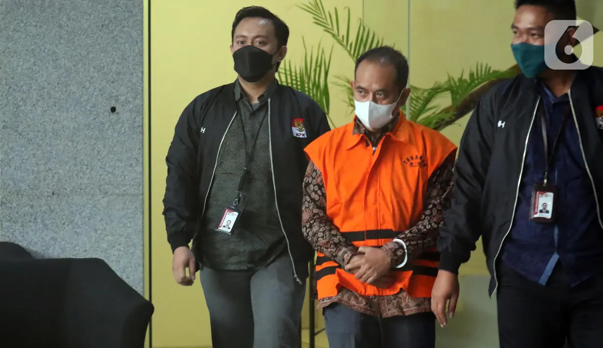 Tersangka suap pengesahan RAPBD Provinsi Jambi Tahun Anggaran 2017-2018, Mauli saat digiring menuju mobil tahanan di Gedung Merah Putih Komisi Pemberantasan Korupsi (KPK), Jakarta, Selasa (16/5/2023). Liputan6.com/Helmi Fithriansyah)