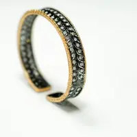 Ilustrasi Gelang Emas (Photo by Philippe Van Doninck on Unsplash)