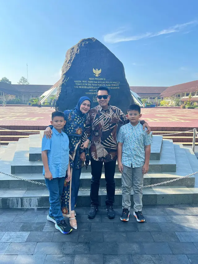 7 Kebersamaan Juliana Moechtar dan Putrinya Waktu Antar Sekolah di Taruna Nusantara