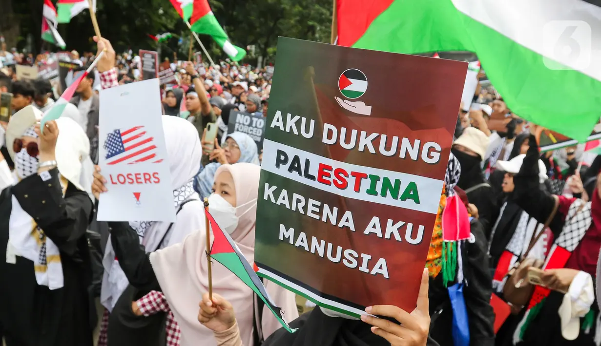 Dalam aksinya, pengunjuk rasa mengajak pelajar, mahasiswa, serta masyarakat luas untuk turut menyuarakan kemerdekaan Palestina melalui berbagai cara, mulai dari forum diskusi hingga aksi turun ke jalan. (Liputan6.com/Herman Zakharia)
