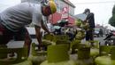 Pekerja menata tabung gas LPG 3 yang kosong sebelum pengisian ulang di agen LPG, Pamulang, Tangerang Selatan, Kamis (5/11/2020). Dalam dua bulan di masa pandemi ini, permintaan LPG subsidi 3 Kg ditingkat pengecer meningkat 5 persen untuk memenuhi kebutuhan masyarakat. (merdeka.com/Dwi Narwoko)