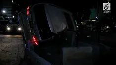 Hilang kendali saat ngebut di Jalan Sudirman, Jakarta Pusat, mobil minibus terguling dan tabrak separator Bus Trans Jakarta