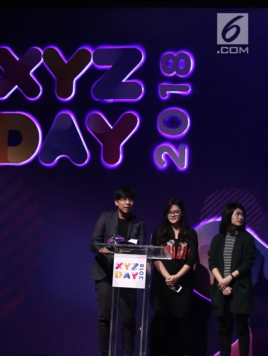 Tim Sore memberikan sambutan saat menerima penghargaan best branded video content of the year dalam acara XYZ Day 2018 di The Hall Senayan City, Jakarta, Rabu (25/04). (Liputan6.com/Herman Zakharia)