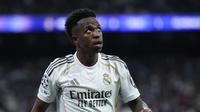 Penyerang Real Madrid, Vinicius Junior, bereaksi saat pertandingan fase liga Liga Champions UEFA melawan AS Monaco di Stadion Santiago Bernabeu, Madrid, Rabu (21/1/2026) dini hari WIB. (Thomas Coex / AFP)