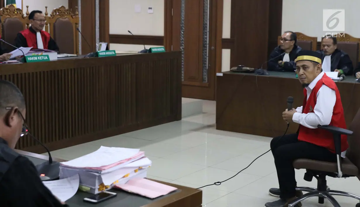 Terdakwa penyebaran berita bohong tentang 7 kontainer berisi surat suara Pemilu 2019 yang telah tercoblos, Bagus Bawana Putra saat menjalani sidang perdana di Pengadilan Negeri Jakarta Pusat, Kamis (4/4). Sidang mendengar dakwaan dari Jaksa Penuntut Umum. (Liputan6.com/Helmi Fithriansyah)