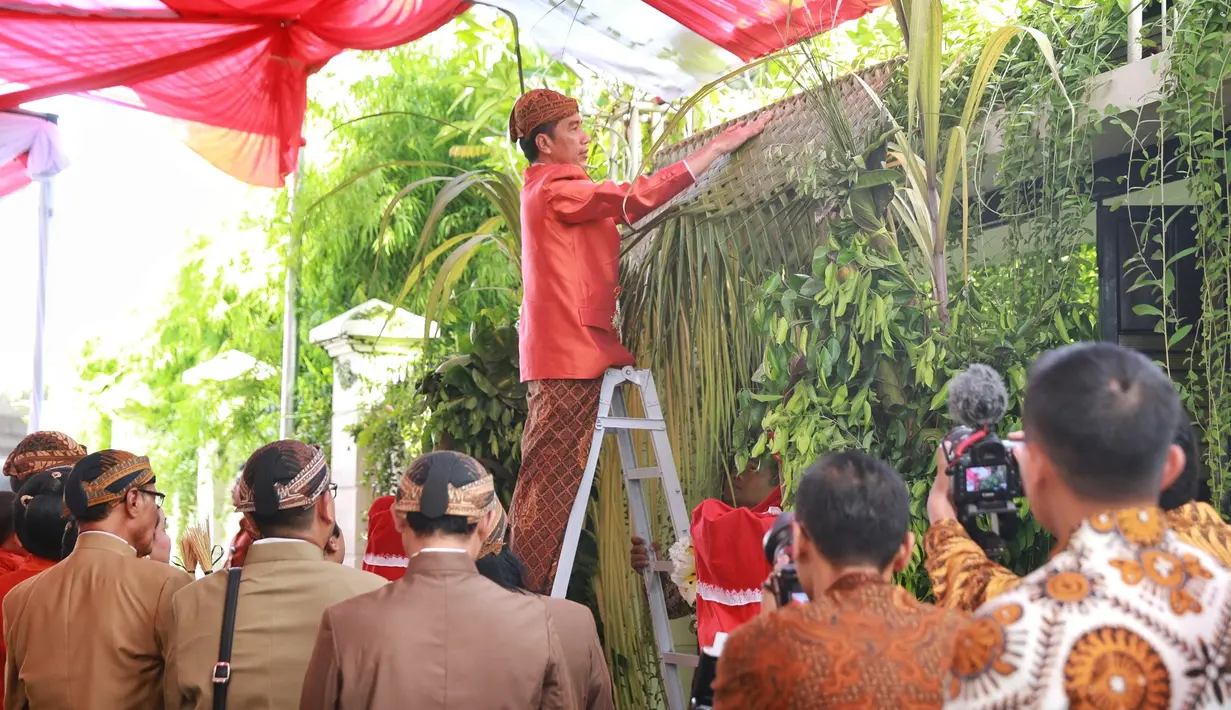 Rangkaian acara dimulai sejak Senin malam dengan diadakan pengajian selamatan di kediaman Jokowi. Acara dilanjutkan dengan adat Jawa pada Selasa pagi, yaitu pemasangan bleketepe, siraman dan malamnya dilanjutkan midodareni. (Adrian Putra/Bintang.com)