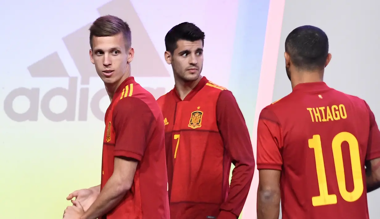Pemain Timnas Spanyol Dani Olmo (kiri) bersama Alvaro Morata (tengah) dan Thiago Alcantara saat presentasi jersey baru untuk Piala Eropa 2020 di Las Rozas de Madrid, Spanyol, Selasa (12/11/2019). Timnas Spanyol memperkenalkan jersey baru untuk menyambut Piala Eropa 2020. (OSCAR DEL POZO/AFP)