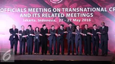 Peserta Senior Official Meeting On Transnational Crimes (SOMTC) ASEAN berfoto usai pembukaan, Jakarta, (24/5). SOMTC adalah forum kerja sama kepolisian seluruh negara anggota ASEAN yang membahas isu strategis Asia Tenggara. (Liputan6.com/Faizal Fanani)