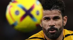 Striker Wolverhampton Wanderers, Diego Costa saat menghadapi Aston Villa pada laga Liga Inggris 2022/2023 di Villa Park, Birmingham (4/1/2023). Setelah membela Wolverhampton Wanderers selama semusim pada 2022/2023 sesuai dengan durasi kontraknya, Diego Costa akhirnya pergi secara gratis pada akhir musim 2022/2023. Hingga kini ia masih berstatus tanpa klub. (AFP/Adrian Dennis)