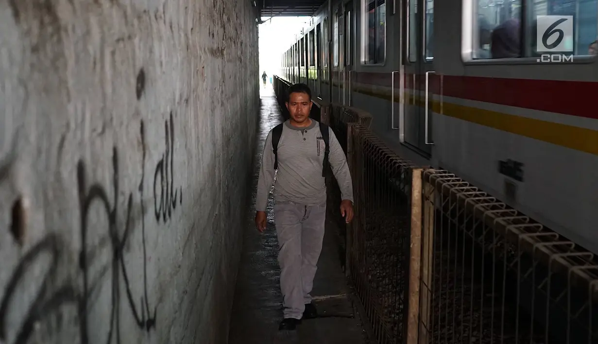 Pejalan kaki melintasi jalan setapak di sekitar Stasiun Cawang, Jakarta, Kamis (9/5). Meskipun sempit, jalan setapak tersebut masih menjadi pilihan sebagian pejalan kaki untuk menyeberangi Jalan Gatot Soebroto, dibanding harus melewati JPO yang jaraknya lebih jauh. (Liputan6.com/Immanuel Antonius)