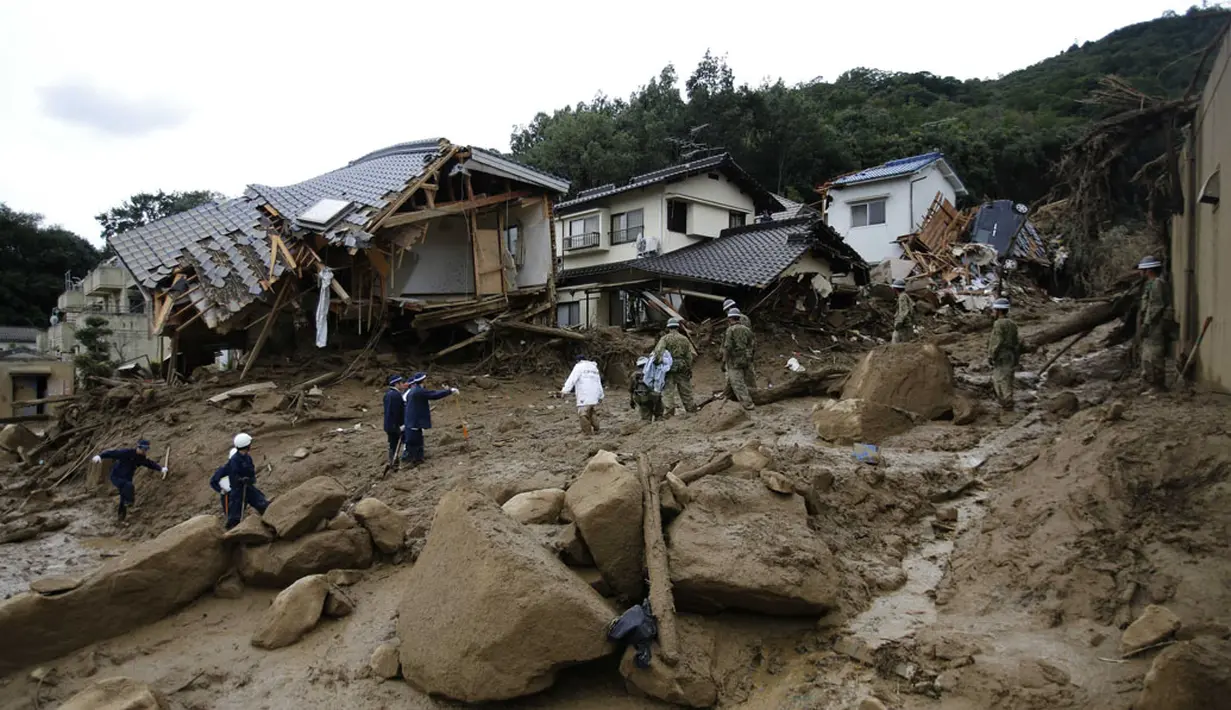 Puluhan rumah terkubur lumpur dan batu akibat tanah longsor di wilayah perumahan di Asaminami, Hiroshima, Jepang, (20/8/2014). Tampak, beberapa petugas penyelamat berusaha melakukan evakuasi korban. (REUTERS/Toru Hanai)