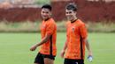 Pemain baru Persija Jakarta, Ryo Matsumura, bercanda dengan Syahrian Abimanyu saat mengikuti sesi latihan di Nirwana Park, Sawangan, Depok, Rabu (31/5/2023). Pemain asal Jepang itu didatangkan Macan Kemayoran dari Persis Solo dan diikat dengan kontrak berdurasi tiga musim. (Bola.com/M Iqbal Ichsan)