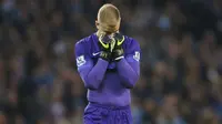 Joe Hart mengusap wajah usai melakukan blunder fatal di laga Manchester City vs Norwich City. (Reuters / Jason Cairnduff)