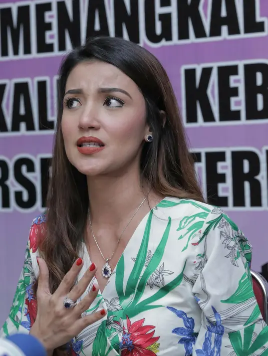 Sudah empat bulan Tsania tak bisa bertemu dengan anak-anaknya. Sebagai ibu, tentu ia merasa pilu dengan keadaan ini. Pantang menyerah, Tsania pun akan terus berusaha memperjuangkan haknya. (Adrian Putra/Bintang.com)