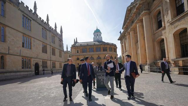Gubernur DKI Jakarta Anies Baswedan saat berkunjung ke Universitas Oxford. (Instagram @aniesbaswedan)