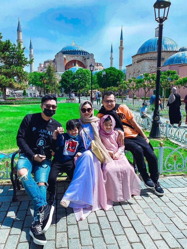 7 Potret Ashanty dan Keluarga saat Berada di Turki, Liburan Sekaligus Berobat