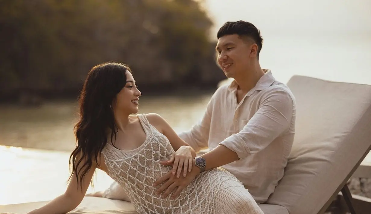 Di tengah kehamilannya yang sudah membesar, Nikita pun melakukan maternity shoot bersama sang suami tercinta, Indra Priawan. (Foto: Instagram/ nikitawillyofficial94)
