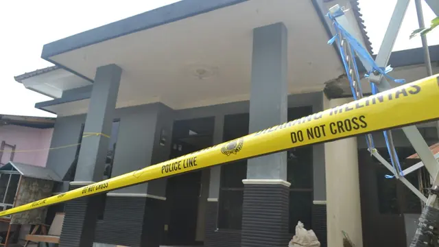 Rumah terduga teroris asal Banyumas, Sidik tampak sepi dan dipasangi garis polisi. (Foto: Liputan6.com/Muhamad Ridlo)