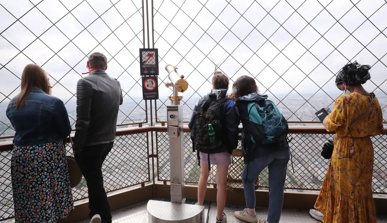 Para pengunjung menikmati pemandangan dari puncak Menara Eiffel di Paris, Prancis (15/7/2020). Puncak Menara Eiffel dibuka kembali untuk umum pada Rabu (15/7) setelah ditutup selama lebih dari tiga bulan karena COVID-19. (Xinhua/Gao Jing)