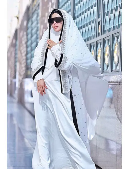 "Day1 In Turkey For Shooting V'clip "I Love You Allah"... U Can See On My IG Story !!! ••• #PrincesSyahrini #Istanbul_3April2017 #Turkey," tulis Syahrini dalam keterangan foto saat pengambilan gambar.(Instagram/princessyahrini)