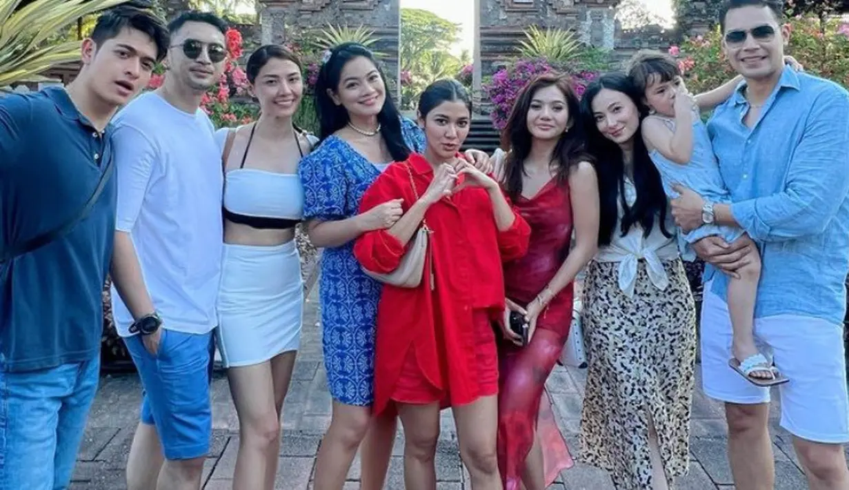 Naysila Mirdad juga ikut liburan ke Bali mengenakan setelan merah dari atasan kemeja dan celana pendek. Titi Kamal mengenakan mini dress biru dan Asmirandah tampil dengan atasan putih dipadu rok bermotif. [@titi_kamall]
