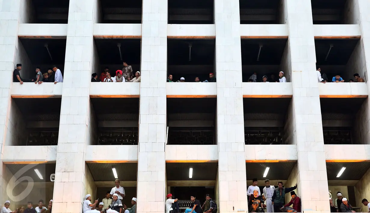 Sejumlah umat muslim dari berbagai daerah sedang beristirahat usai menjalankan salat Subuh di Masjid Istiqlal, Jakarta, Jumat (4/10). Masjid Istiqlal rencananya menjadi salah satu titik kumpul pengunjuk rasa demo 4 November. (Liputan6.com/Johan Tallo)