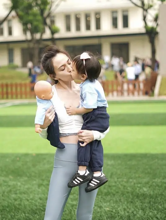 Ia juga kembali mengenakan baju olahraga, dengan jaket crop top putih dan legging abu-abunya.(@shandyaulia)